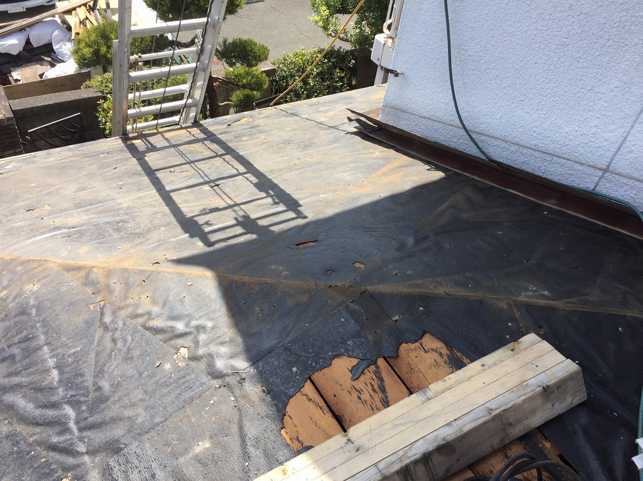 生駒市の葺き替え工事、下屋根の平型スレートを撤去
